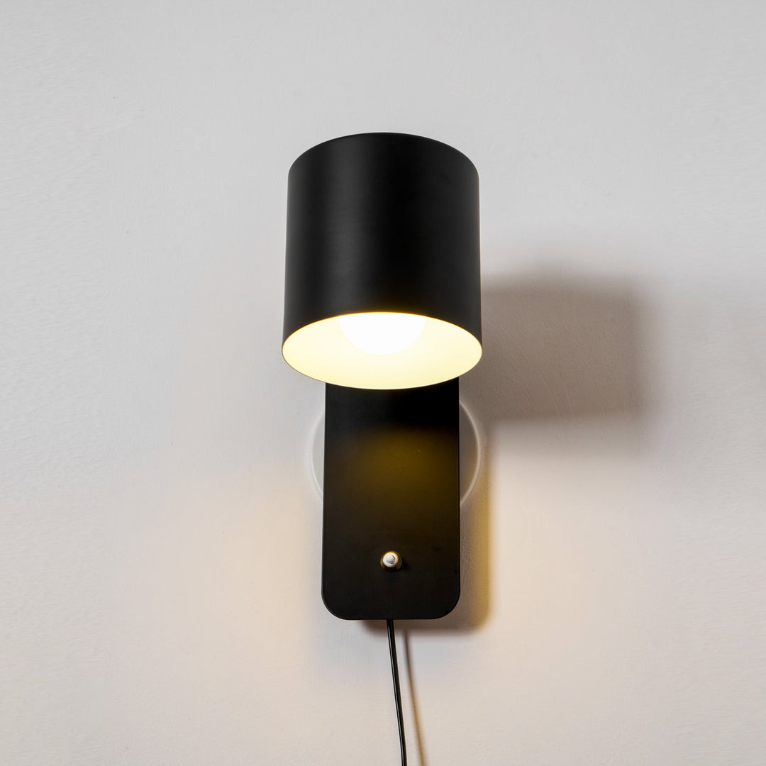 Obrotowa lampa ścienna z cylindrycznym kloszem