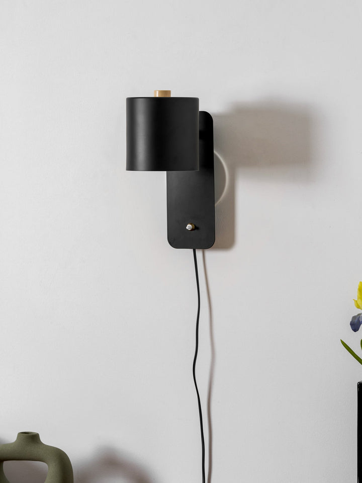 Obrotowa lampa ścienna z cylindrycznym kloszem
