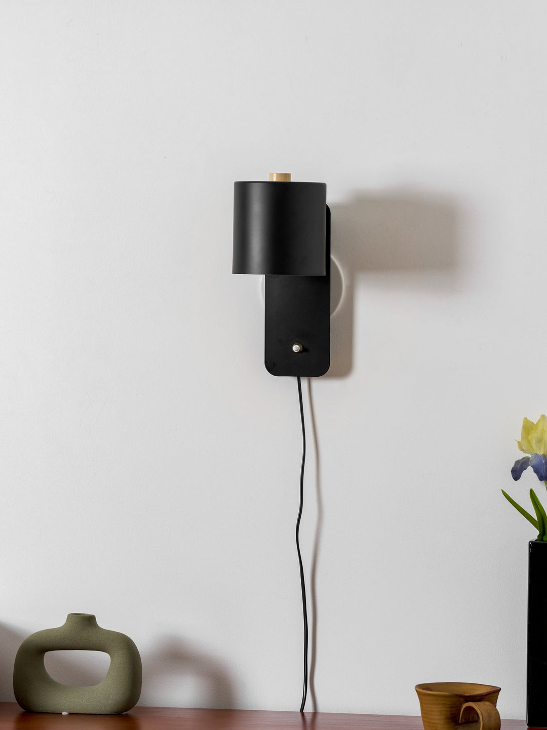 Obrotowa lampa ścienna z cylindrycznym kloszem