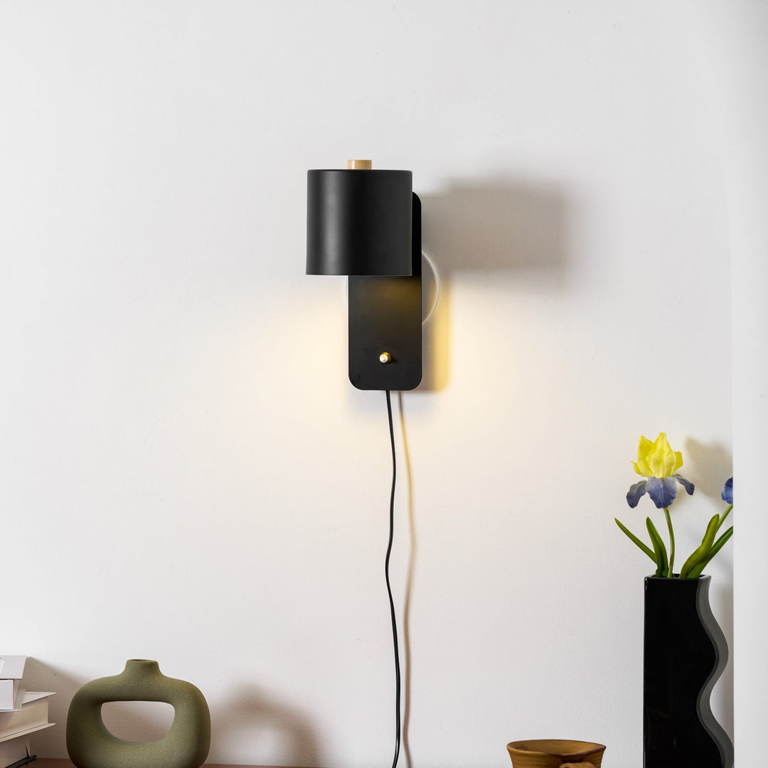 Obrotowa lampa ścienna z cylindrycznym kloszem