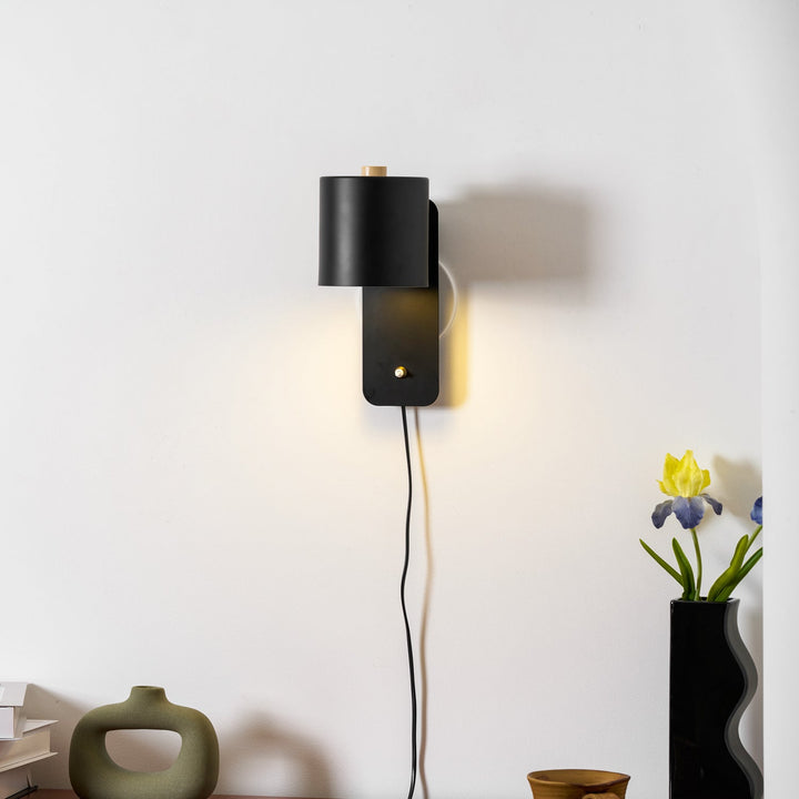 Obrotowa lampa ścienna z cylindrycznym kloszem