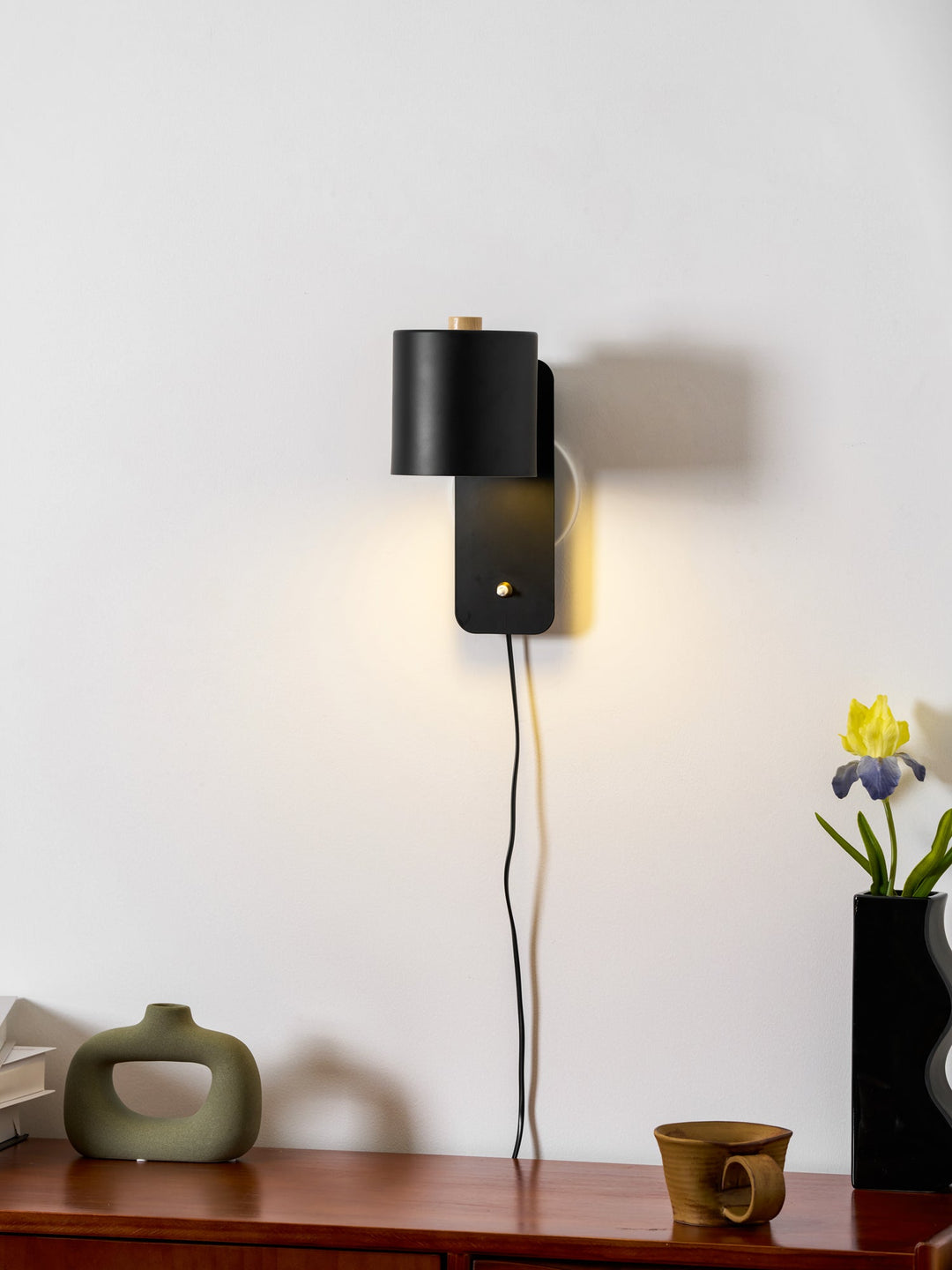 Obrotowa lampa ścienna z cylindrycznym kloszem