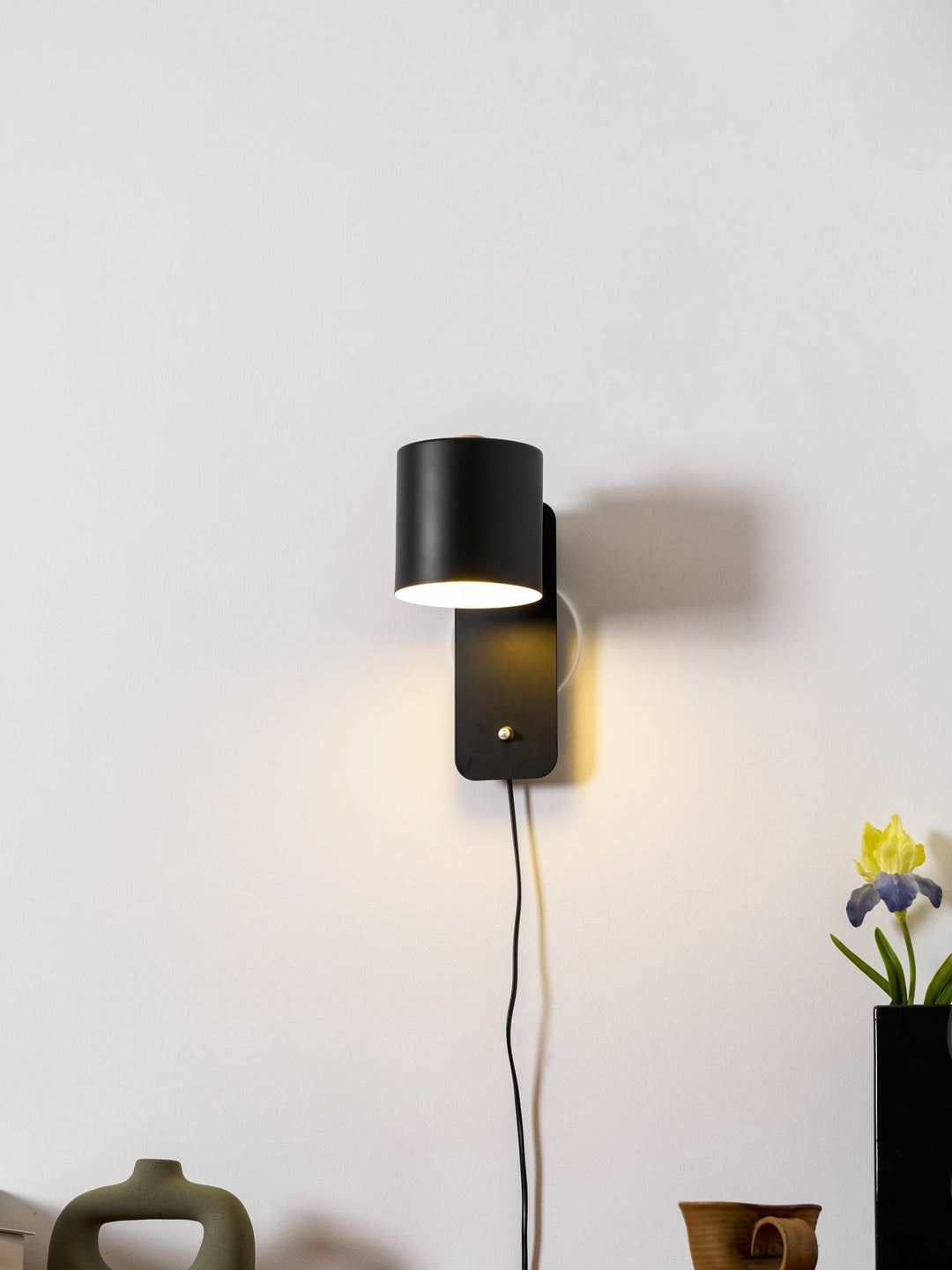 Obrotowa lampa ścienna z cylindrycznym kloszem