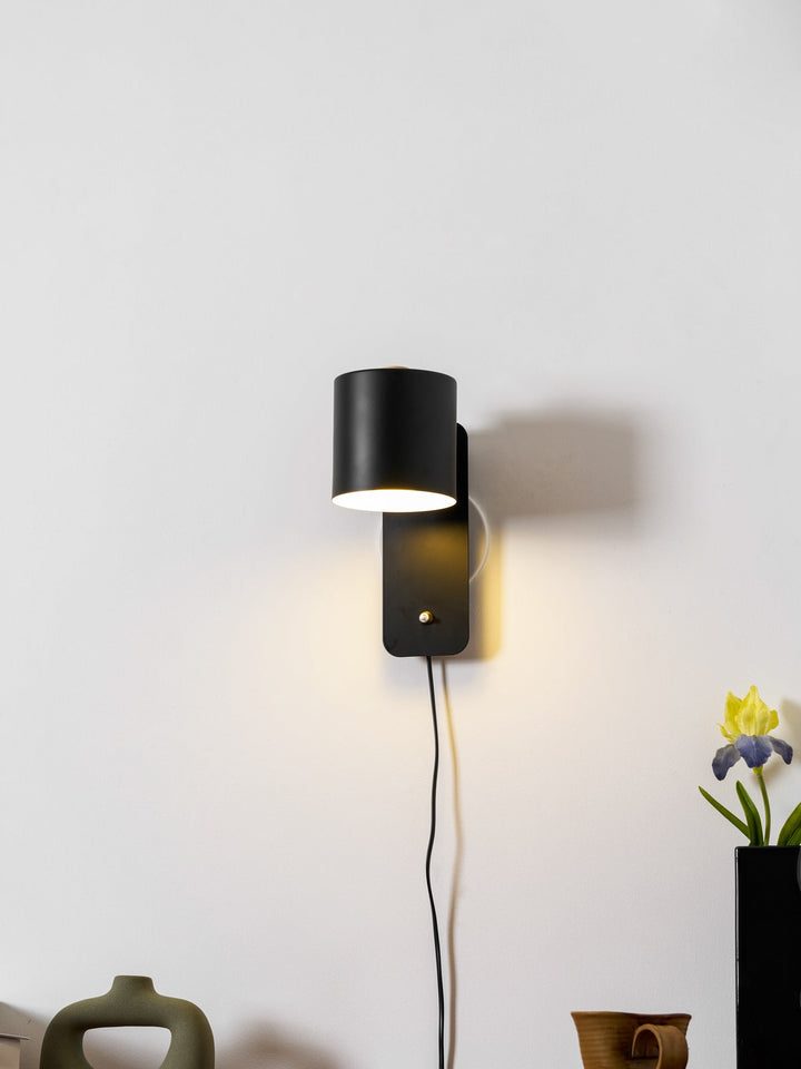 Obrotowa lampa ścienna z cylindrycznym kloszem