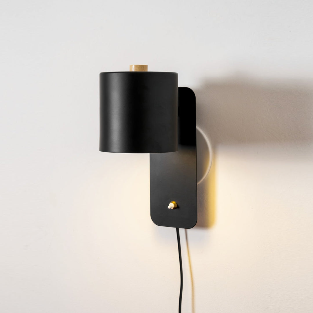 Obrotowa lampa ścienna z cylindrycznym kloszem