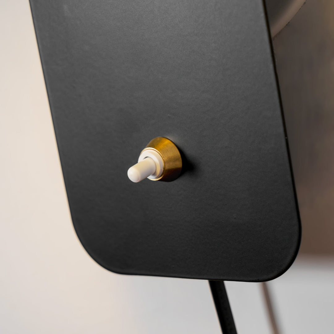 Obrotowa lampa ścienna z cylindrycznym kloszem