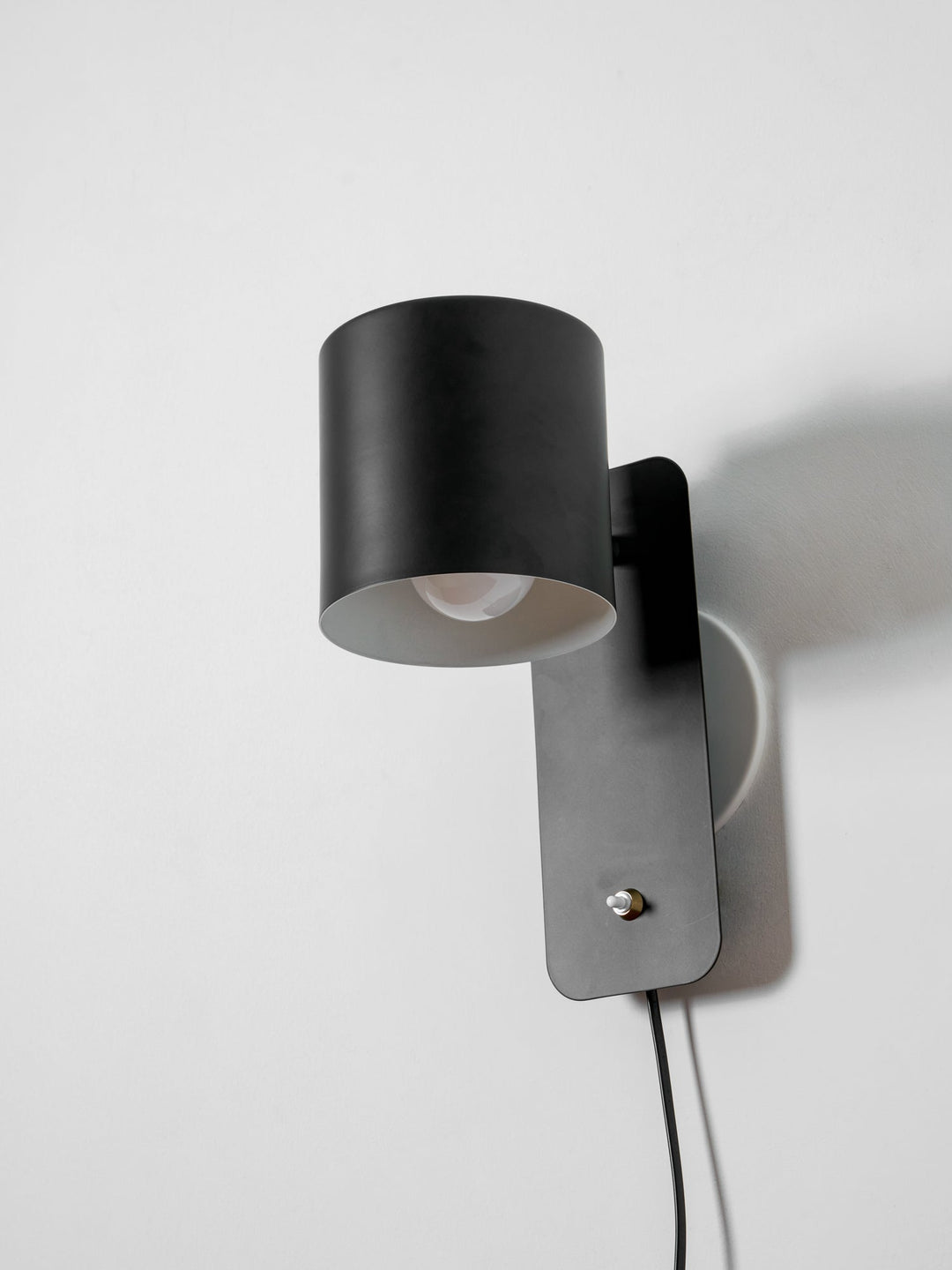 Obrotowa lampa ścienna z cylindrycznym kloszem