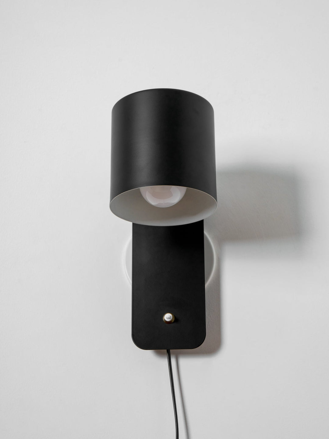 Obrotowa lampa ścienna z cylindrycznym kloszem