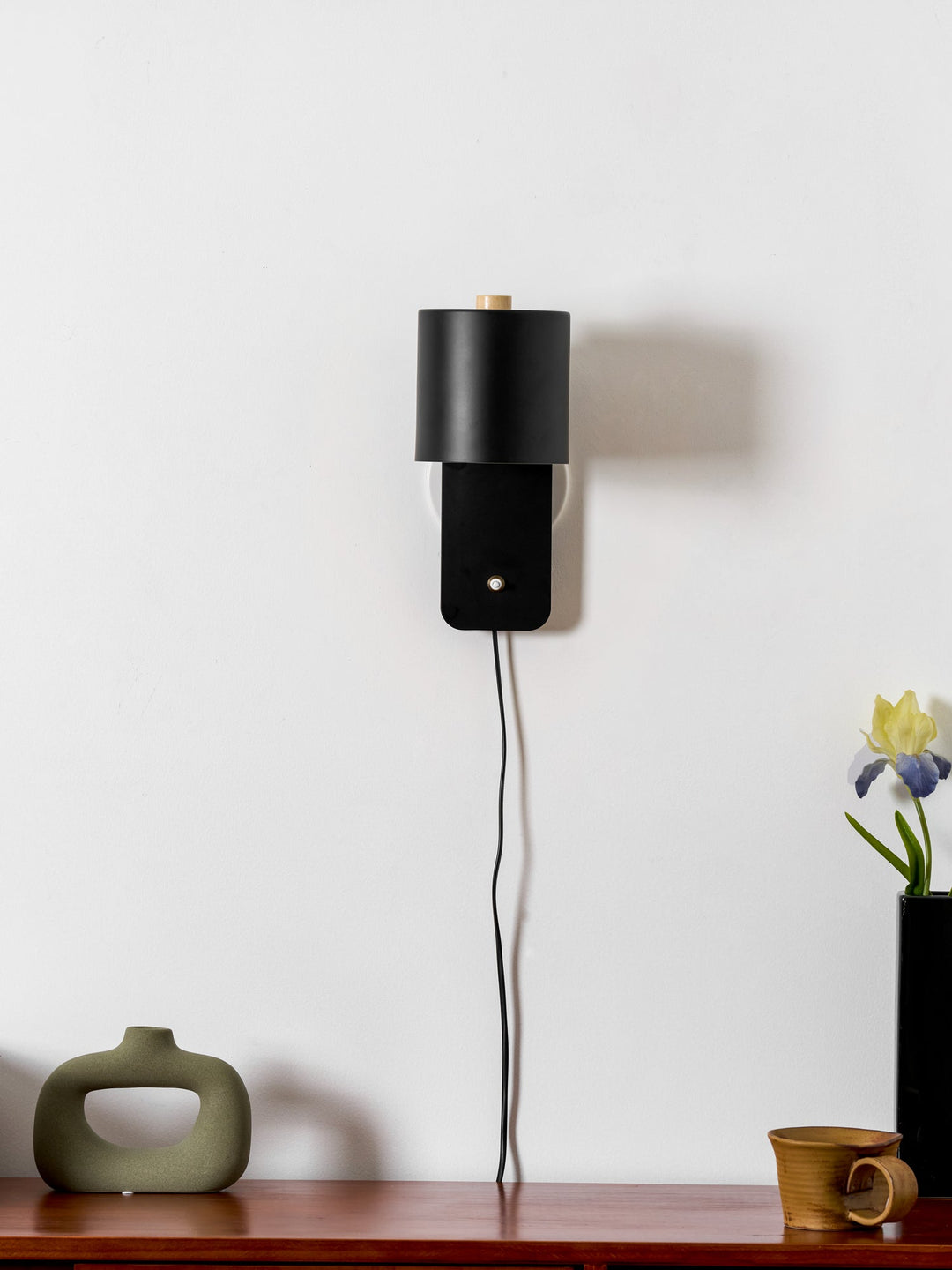 Obrotowa lampa ścienna z cylindrycznym kloszem