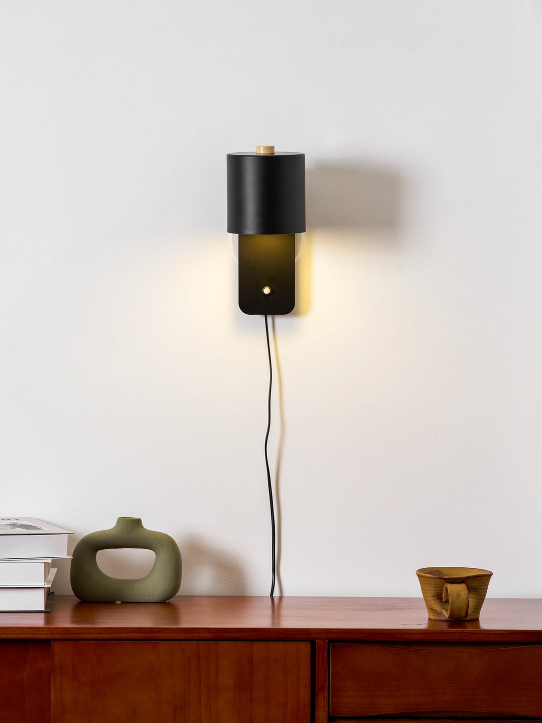 Obrotowa lampa ścienna z cylindrycznym kloszem
