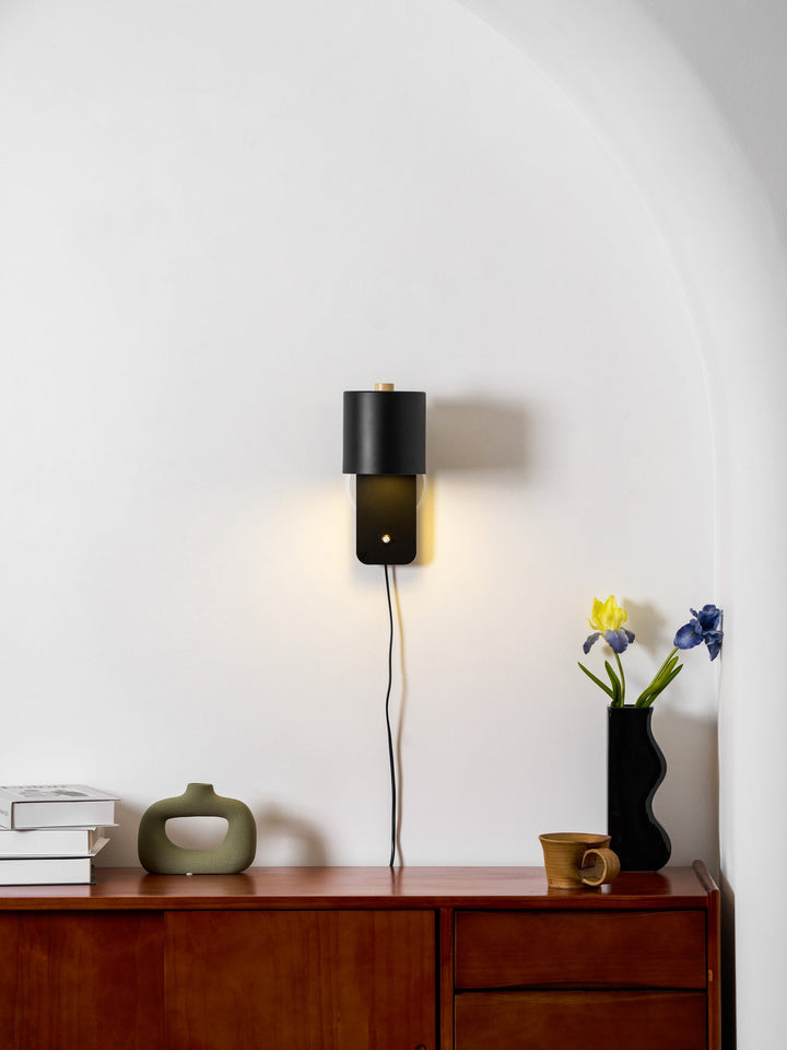 Obrotowa lampa ścienna z cylindrycznym kloszem