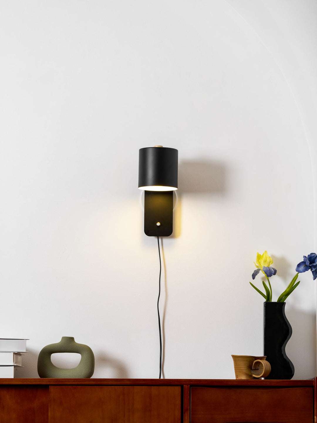 Obrotowa lampa ścienna z cylindrycznym kloszem