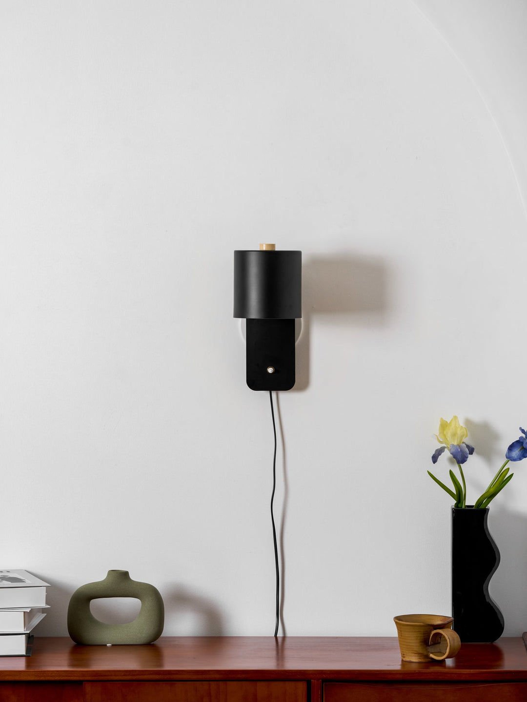 Obrotowa lampa ścienna z cylindrycznym kloszem