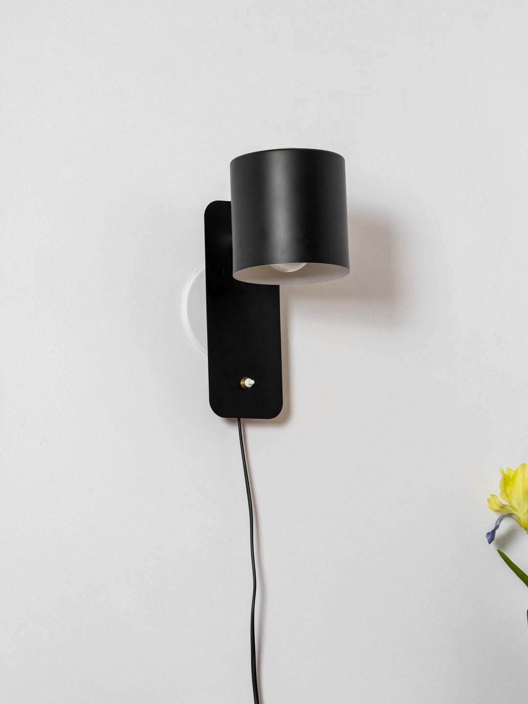 Obrotowa lampa ścienna z cylindrycznym kloszem
