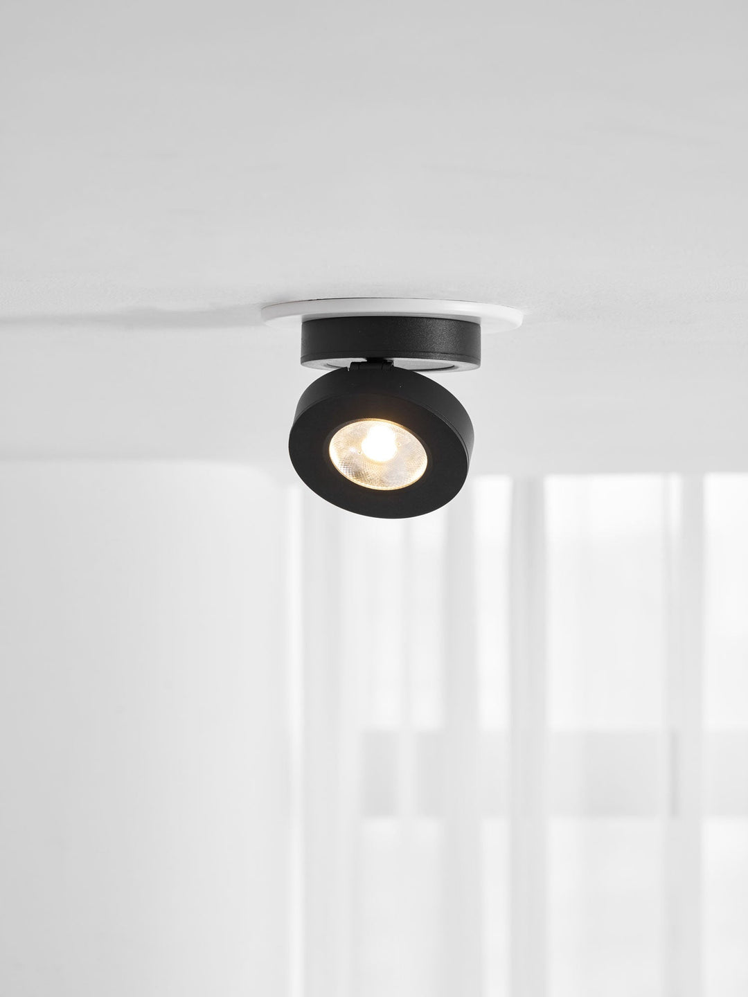 Okrągła obrotowa lampa LED świecąca w dół