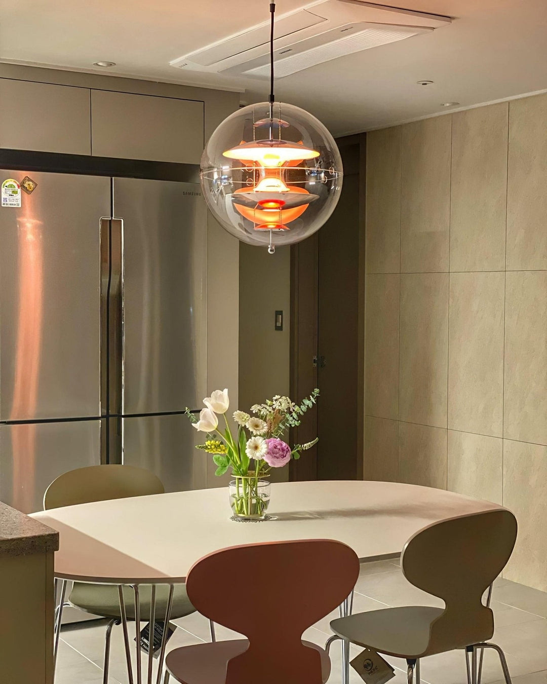Lampa wisząca w kształcie okrągłej kuli