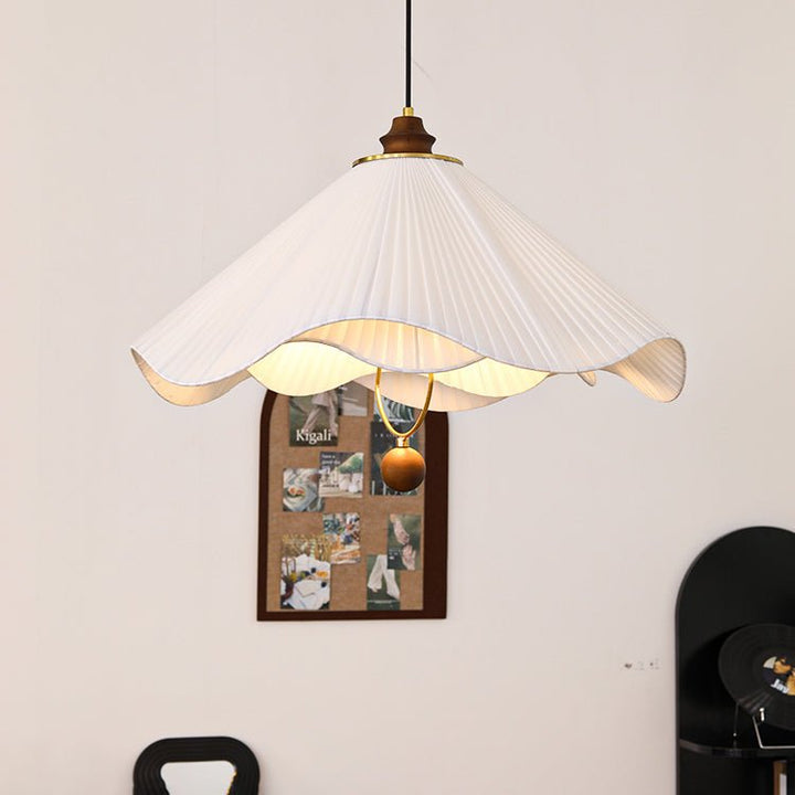 Lampa wisząca z falistym brzegiem