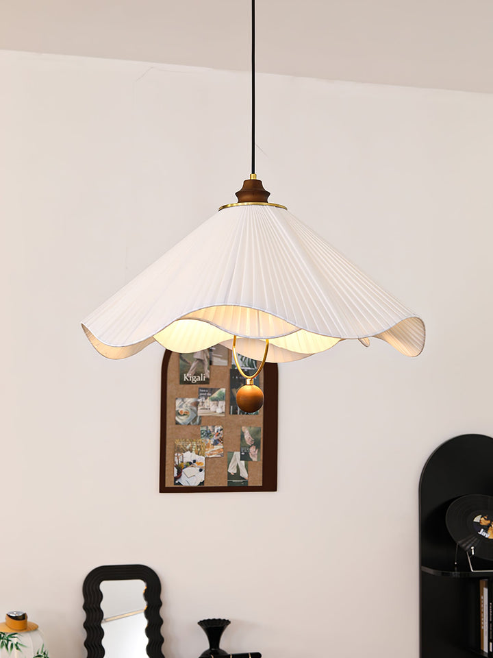 Lampa wisząca z falistym brzegiem