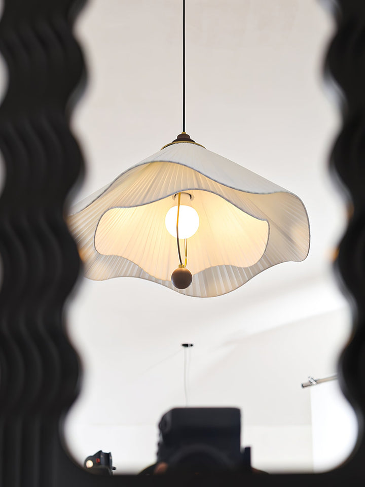 Lampa wisząca z falistym brzegiem