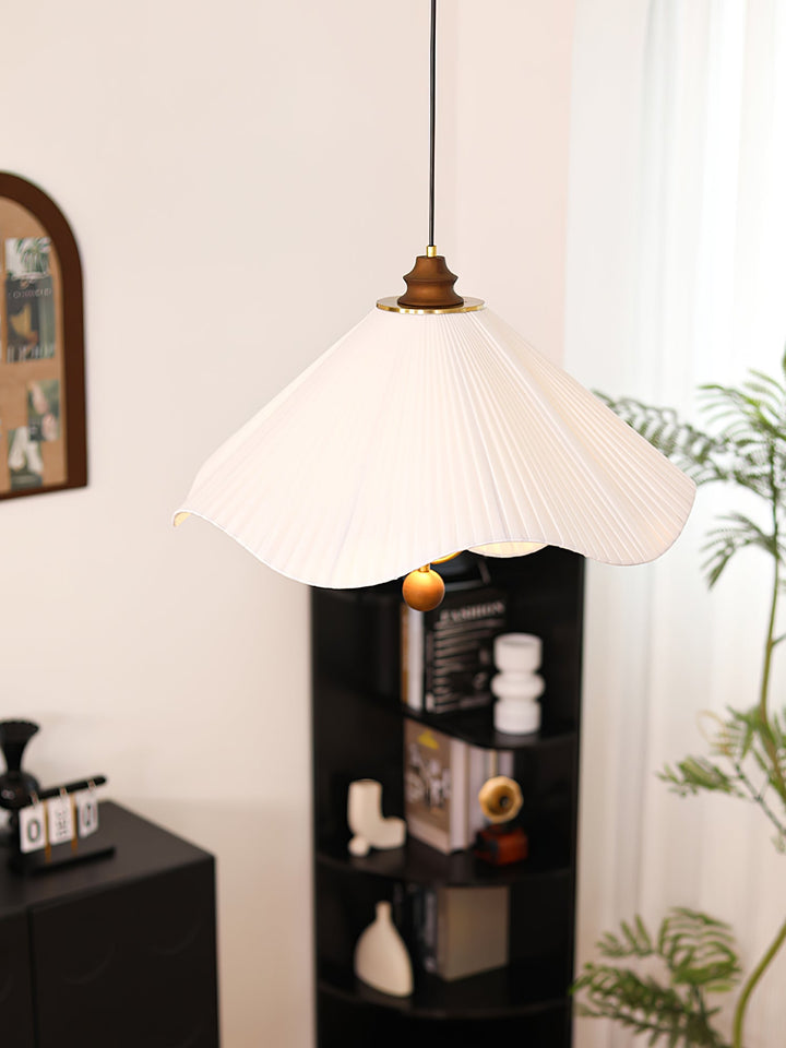 Lampa wisząca z falistym brzegiem