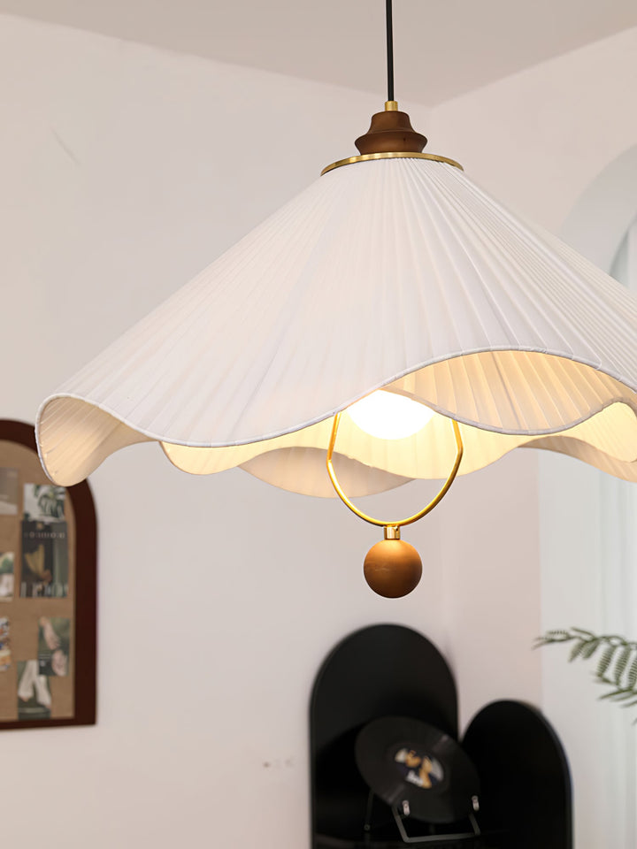 Lampa wisząca z falistym brzegiem