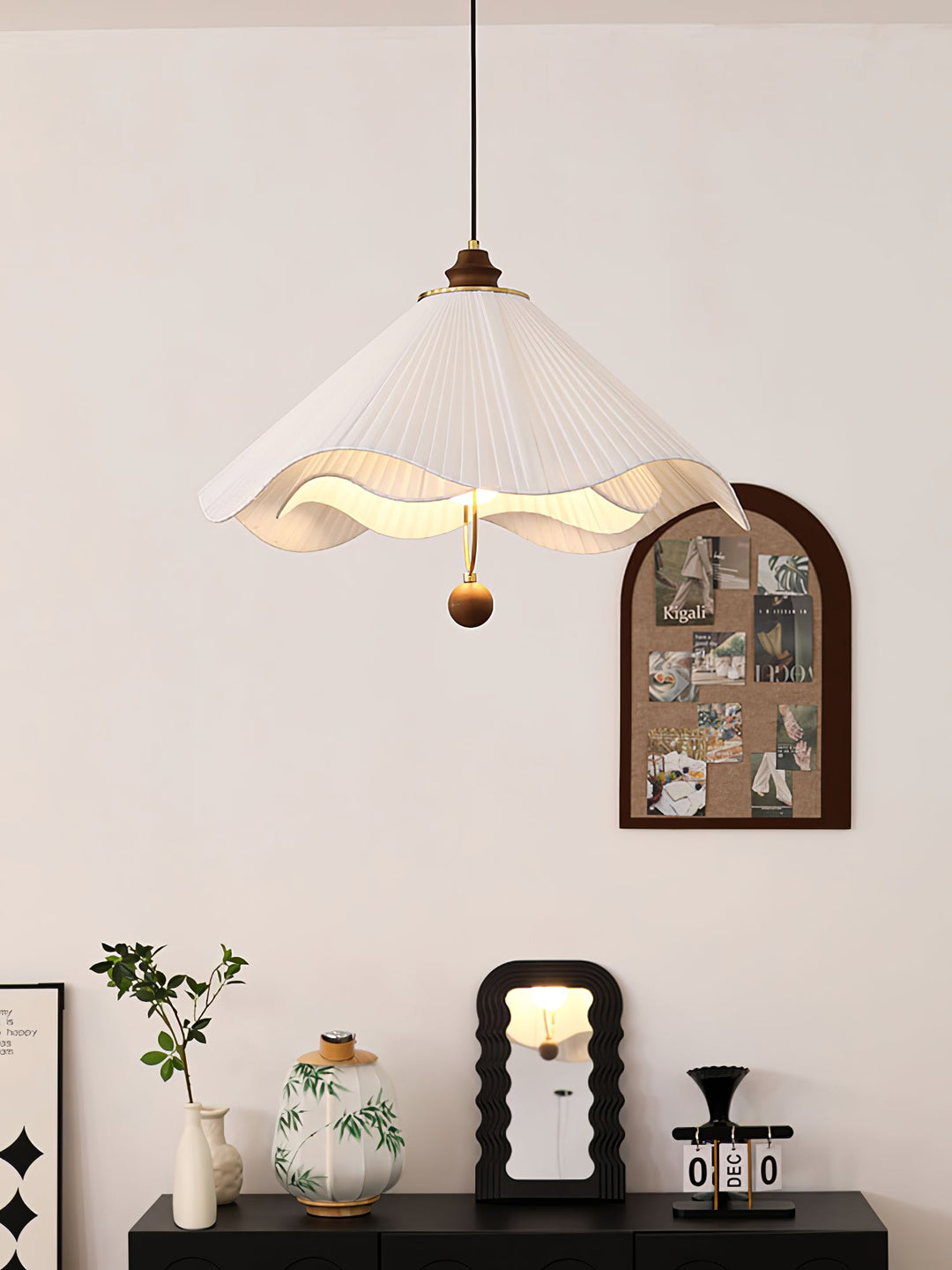 Lampa wisząca z falistym brzegiem