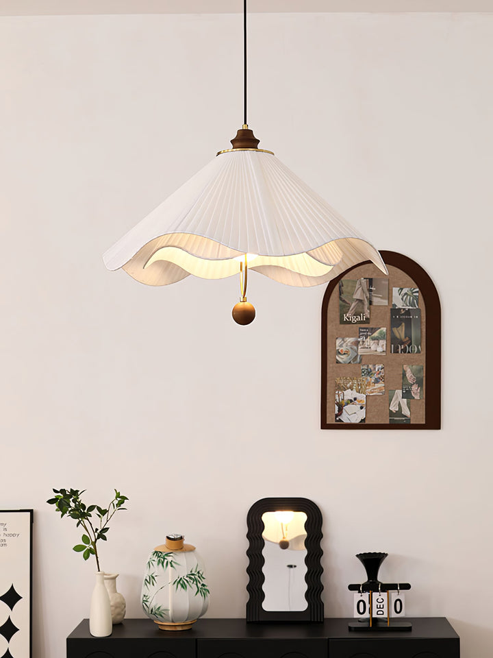 Lampa wisząca z falistym brzegiem