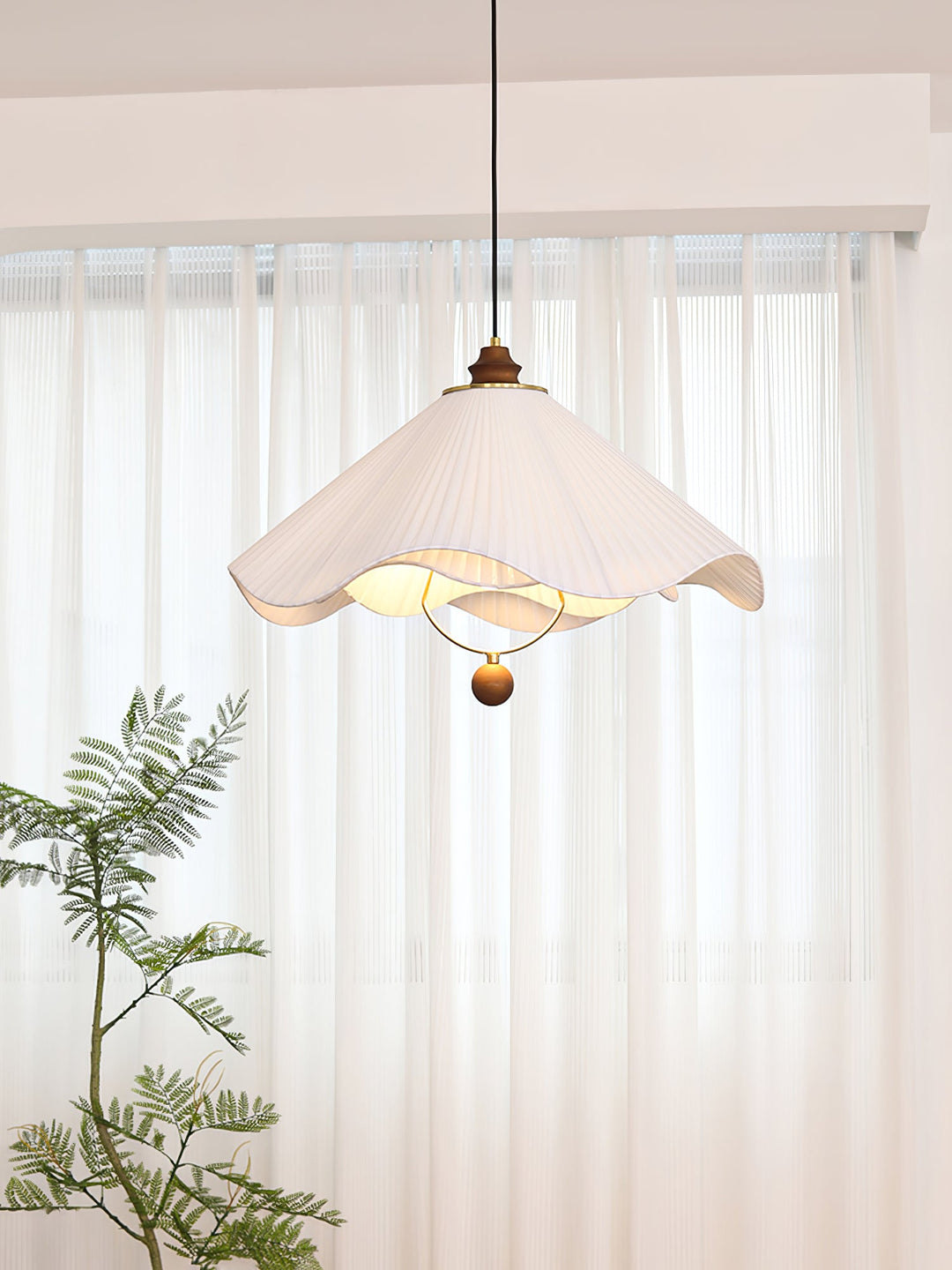 Lampa wisząca z falistym brzegiem