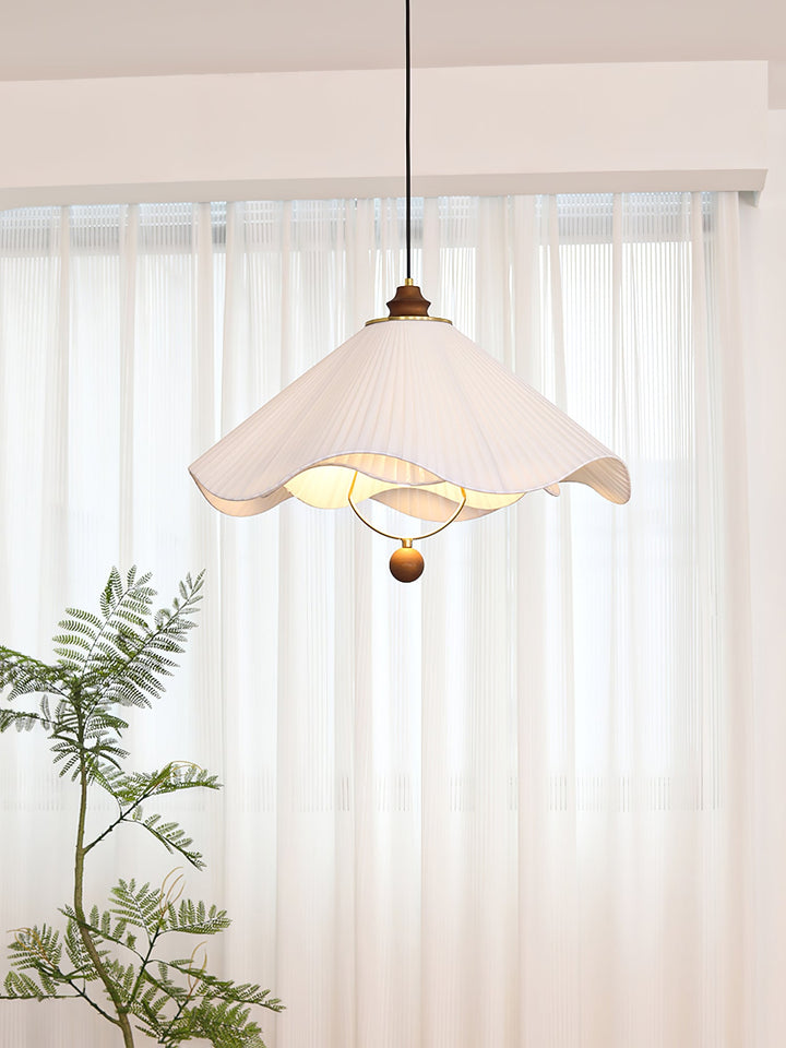 Lampa wisząca z falistym brzegiem