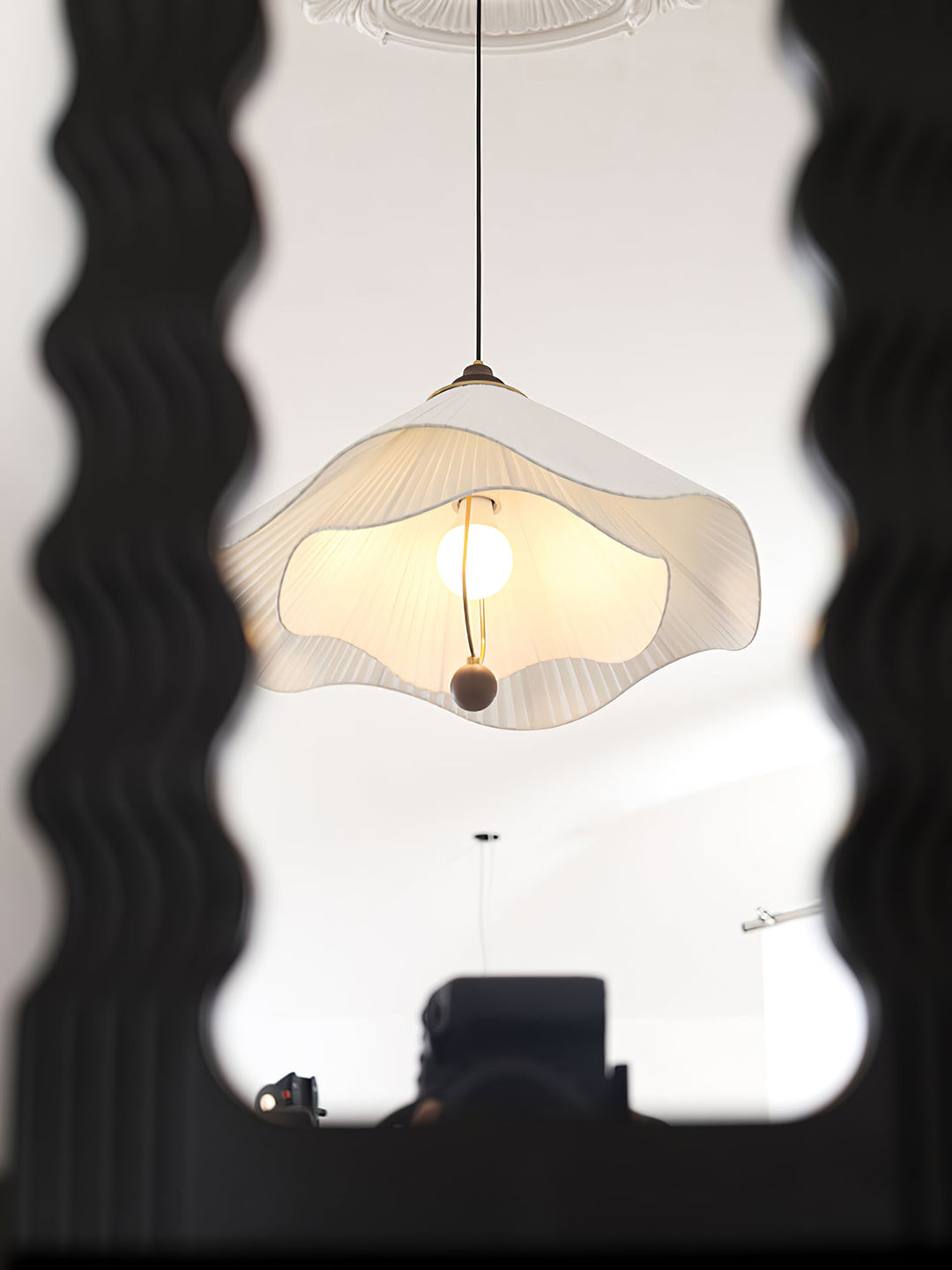Lampa wisząca z falistym brzegiem