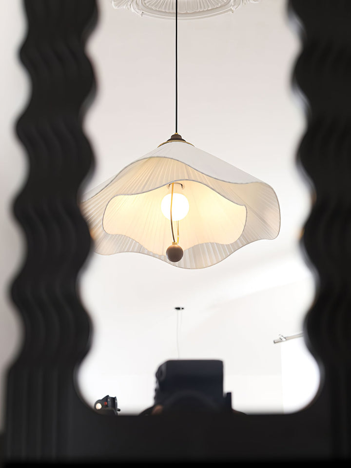 Lampa wisząca z falistym brzegiem