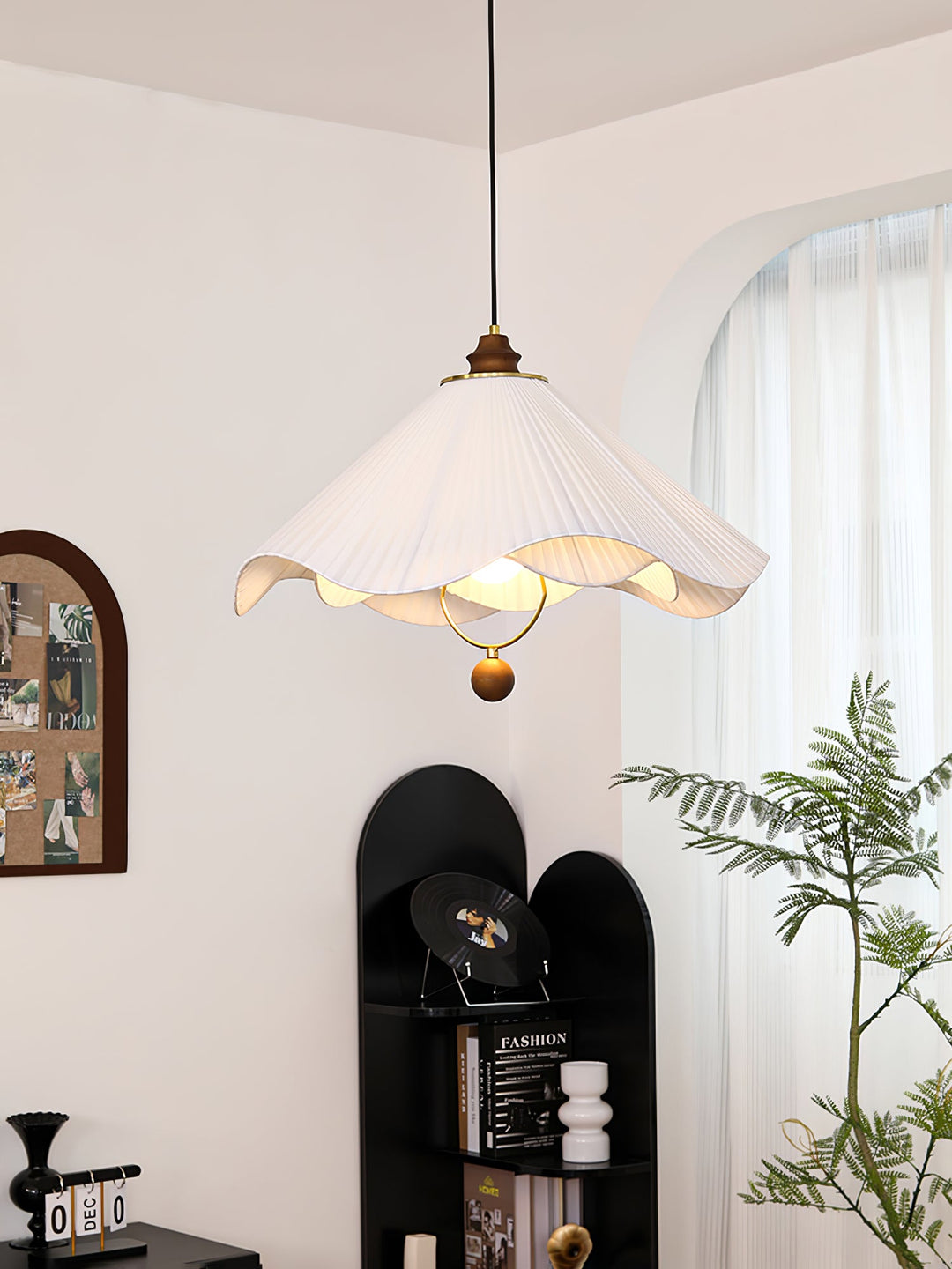 Lampa wisząca z falistym brzegiem