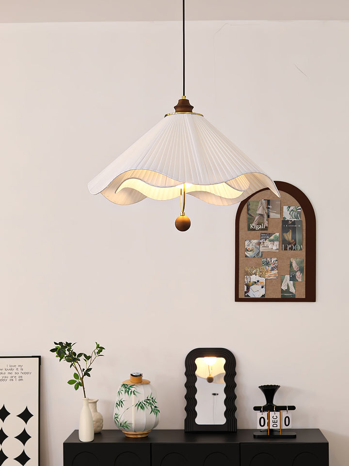 Lampa wisząca z falistym brzegiem