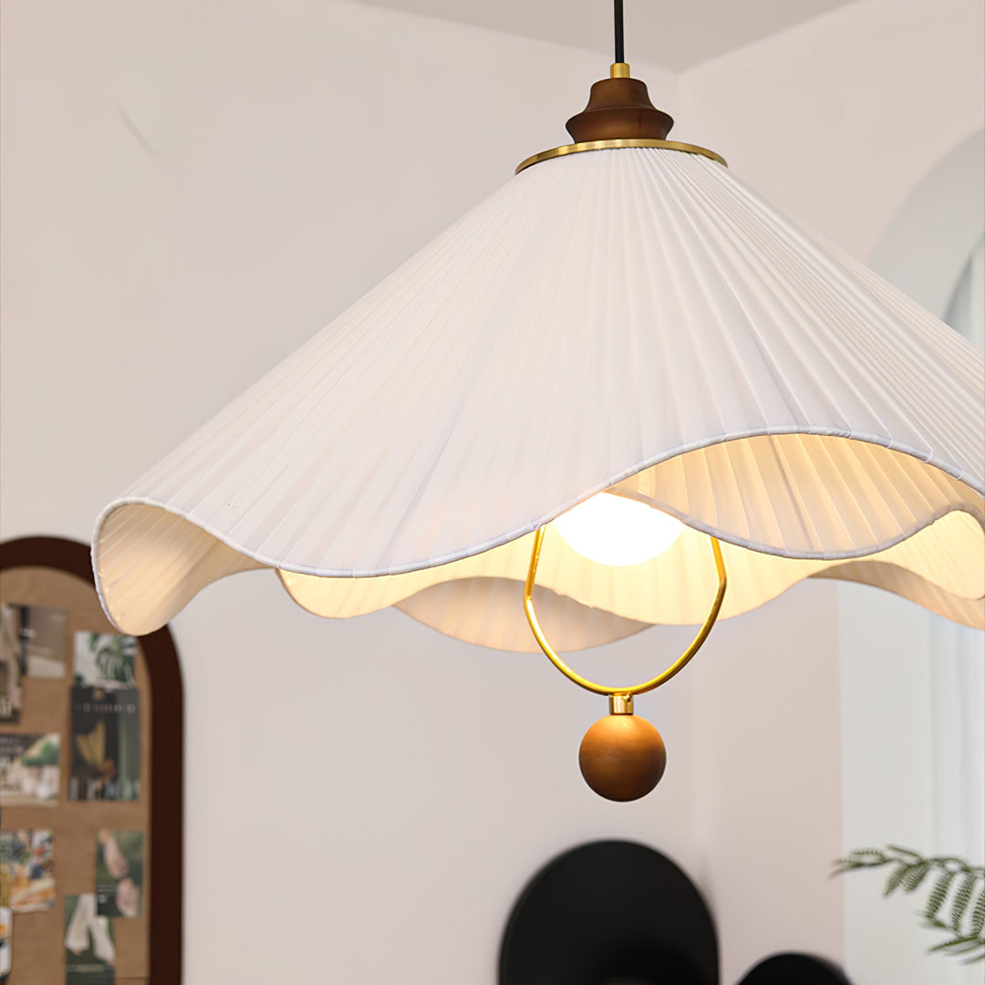 Lampa wisząca z falistym brzegiem