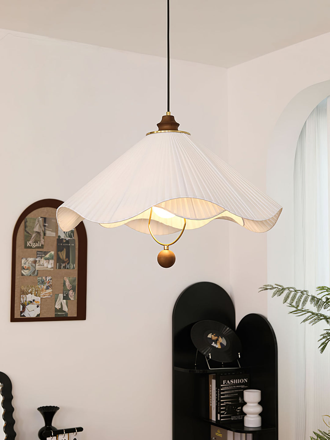 Lampa wisząca z falistym brzegiem