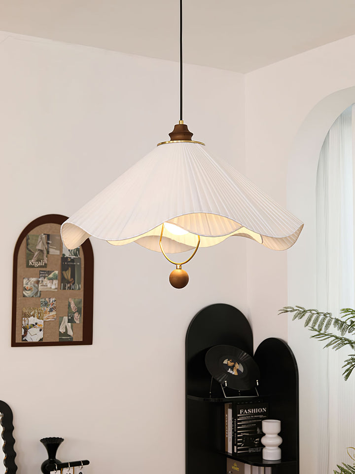 Lampa wisząca z falistym brzegiem