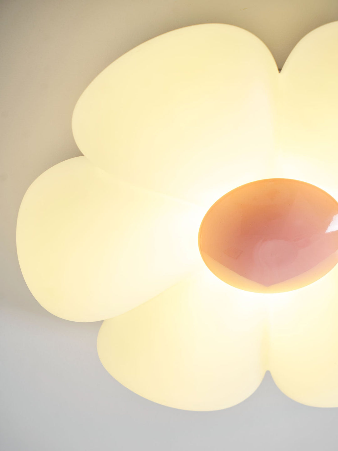 Lampa sufitowa w kształcie kwiatu z sześcioma płatkami do pokoju dziecięcego