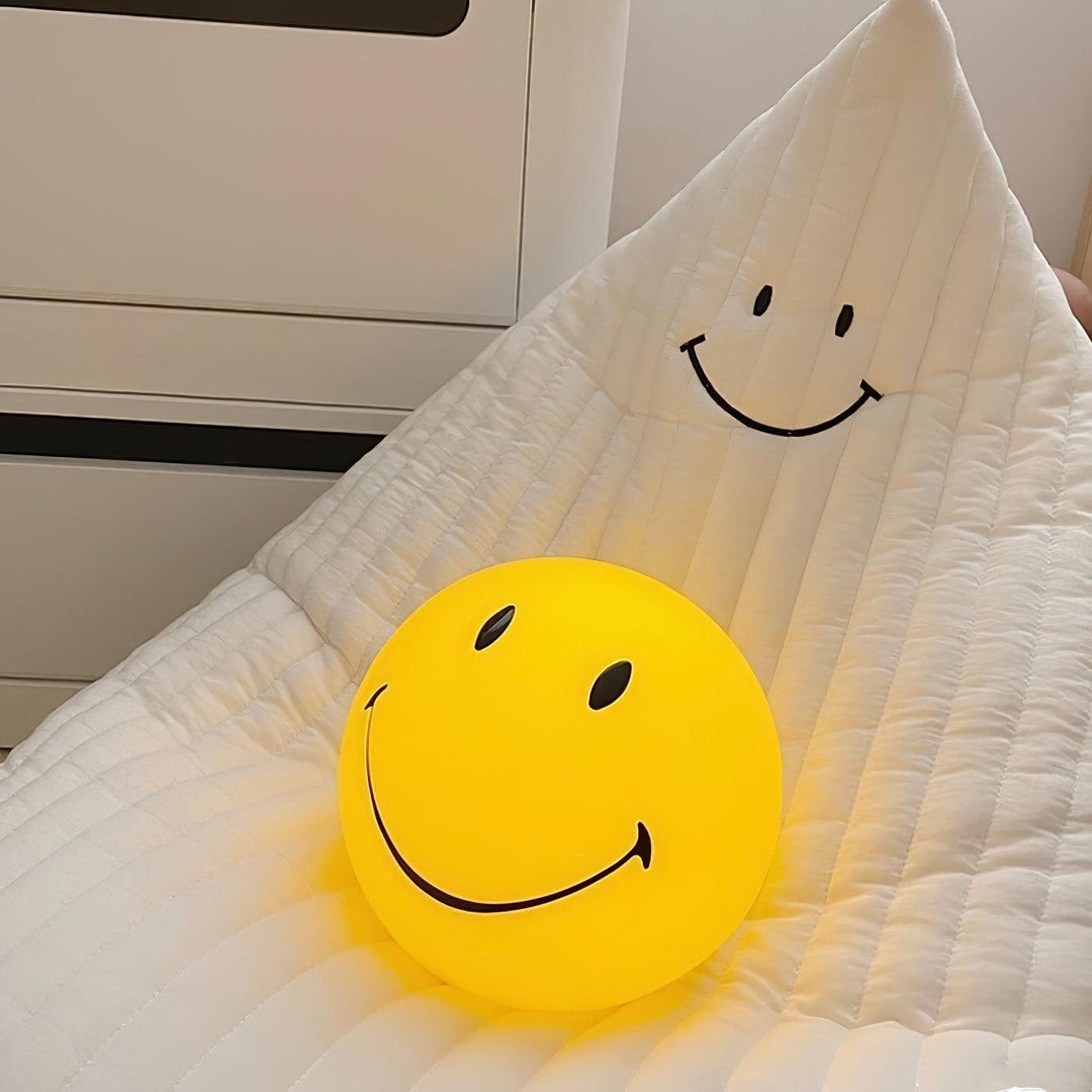 Uśmiechająca się lampa stołowa naładowana