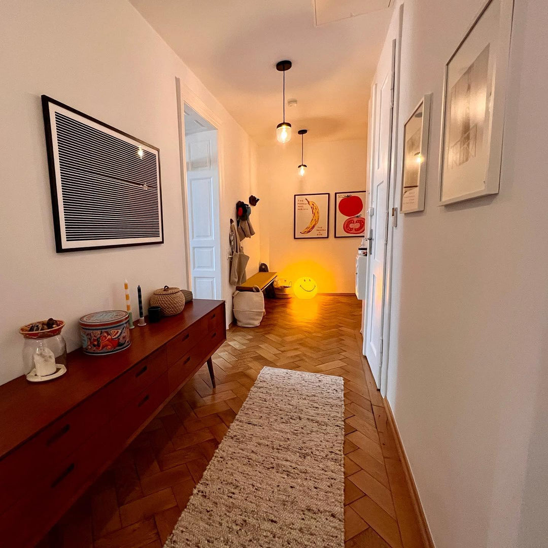 Uśmiechająca się lampa stołowa naładowana