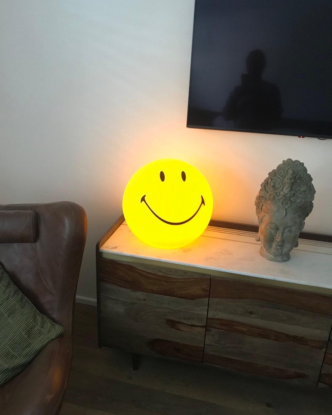 Uśmiechająca się lampa stołowa naładowana