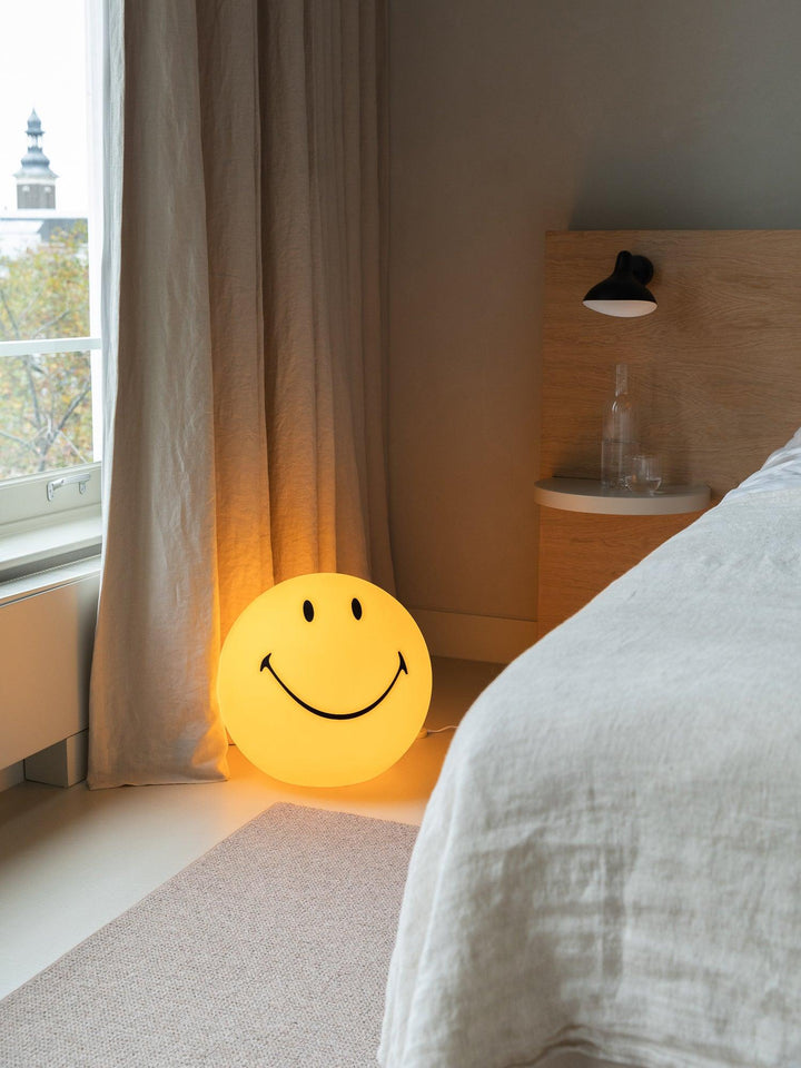 Uśmiechająca się lampa stołowa naładowana