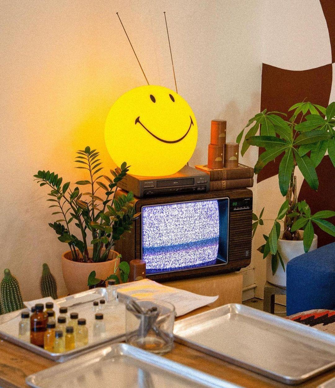 Uśmiechająca się lampa stołowa naładowana
