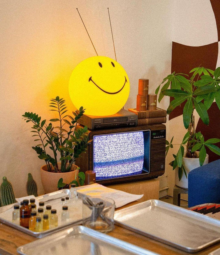 Uśmiechająca się lampa stołowa naładowana