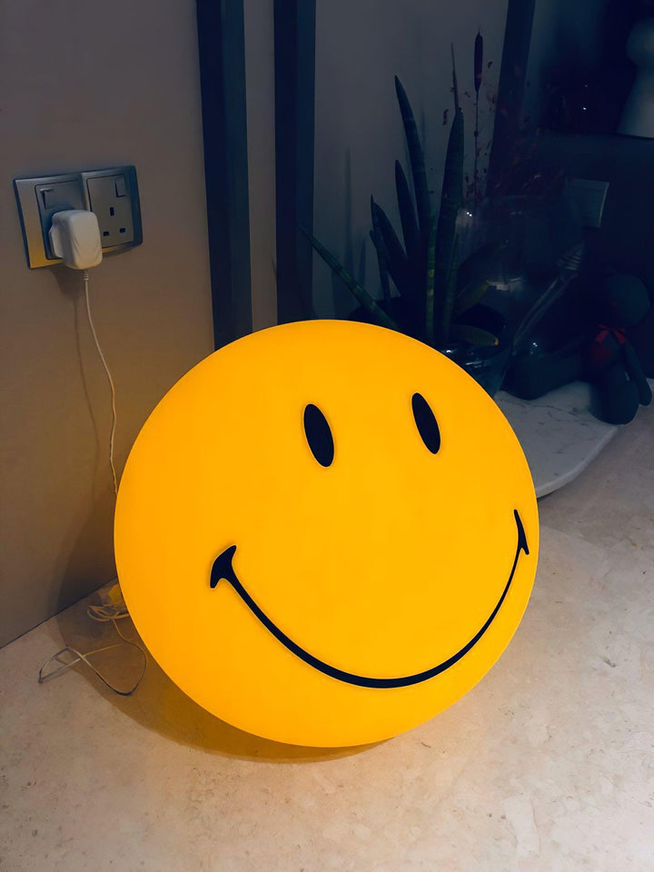 Uśmiechająca się lampa stołowa naładowana
