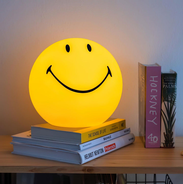 Uśmiechająca się lampa stołowa naładowana