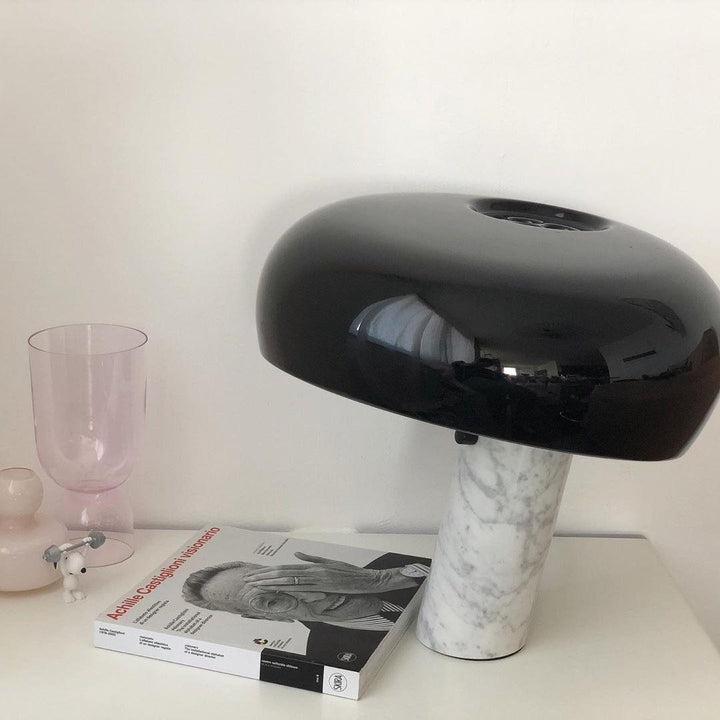 Lampa stołowa Nucleus z marmuru