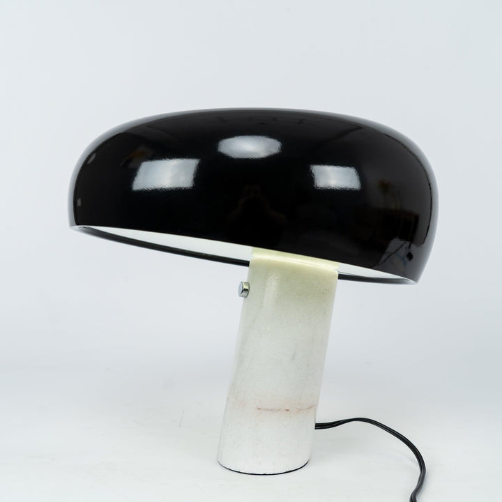 Lampa stołowa Nucleus z marmuru