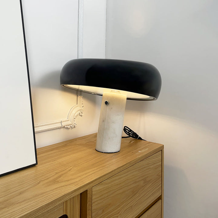 Lampa stołowa Nucleus z marmuru