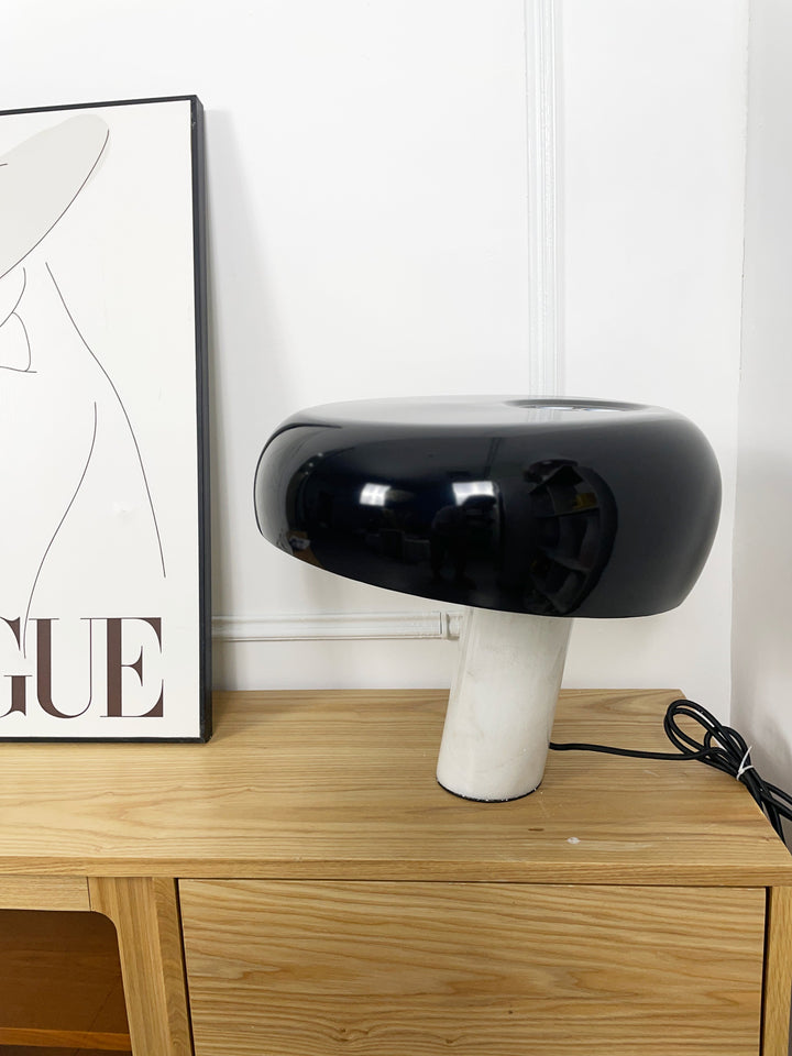 Lampa stołowa Nucleus z marmuru