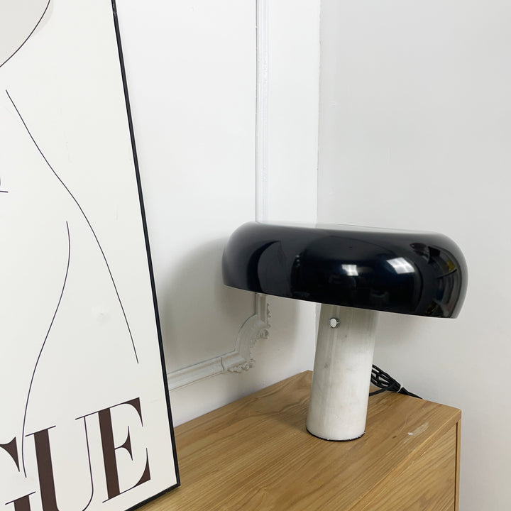 Lampa stołowa Nucleus z marmuru